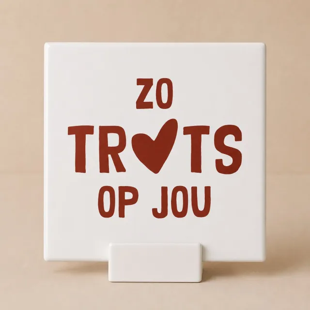 Bedruk King Zo Trots Op Jou Keramische Tegel met houdertje – Hart Tekst Design – Decoratieve Wandtegel 15×15 cm Wit