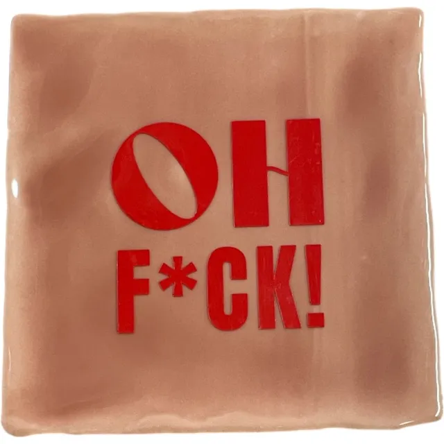 Bij ons onder de panne Hippe tegeltje met tekst: Oh Fuck | Zalm/licht roze met rood | Gepersonaliseerde cadeau | Hippe Spreuktegel | Nieuwe woning cadeau | Housewarming cadeau Tekst: Oh Fuck | Licht roze met rood