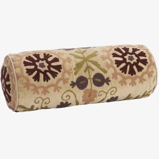 Madam Stoltz Suzani Fluwelen Rol Kussen – Geborduurd – 20 x 55 cm beige