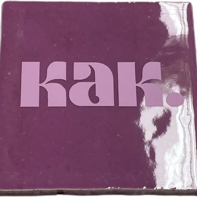 Bij ons onder de panne Hippe tegeltje met tekst: KAK. | Mauve met pastel paars | Gepersonaliseerde cadeau | Hippe Spreuktegel | Nieuwe woning cadeau | Housewarming cadeau