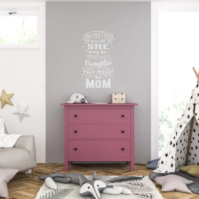 MC Living Muursticker - A Daughter Just Needs Her Mom - 40,6 x 69,3 - Licht Grijs