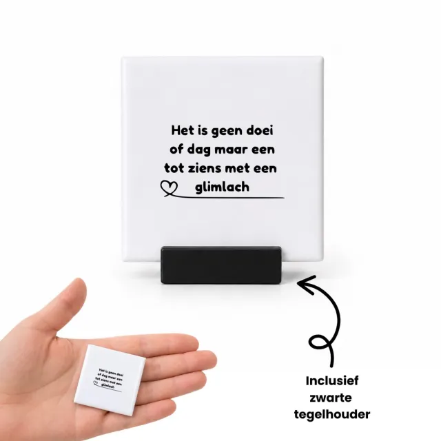Hacebo Het is geen doei of dag maar een tot ziens met een glimlach tegeltje met tegelhouder - Collega - Medewerker - tegeltjes met tekst - collega - welkom cadeau - afscheid - Leuk kado voor je collega om te geven - spreuktegels - 4.8x4.8 CM Wit