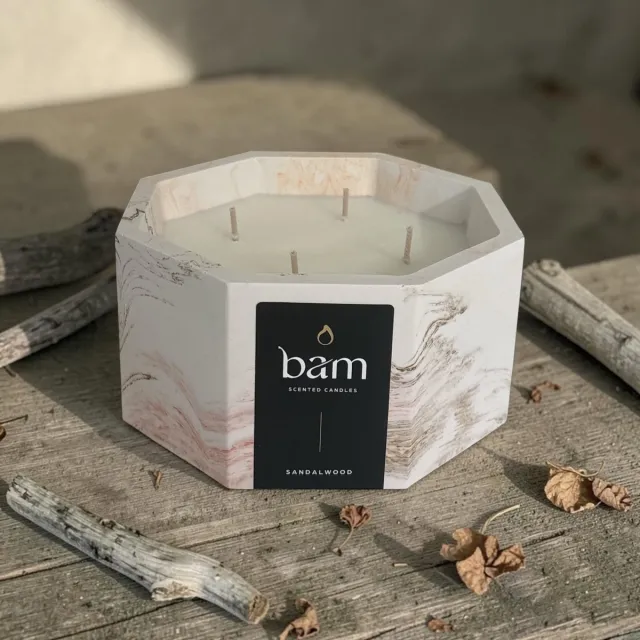Bam Handgemaakte Sandalwood geurkaars van 545 g in een uniek beige/oranje gemarmerd 8-hoekig potje. Sandelhout. Brandt ca. 75 uur. oranje beige gemarmerd