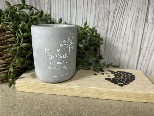 Creaties van hier Cement Candle Pensioen met houten plankje - 8 cm – Cement – Kaars