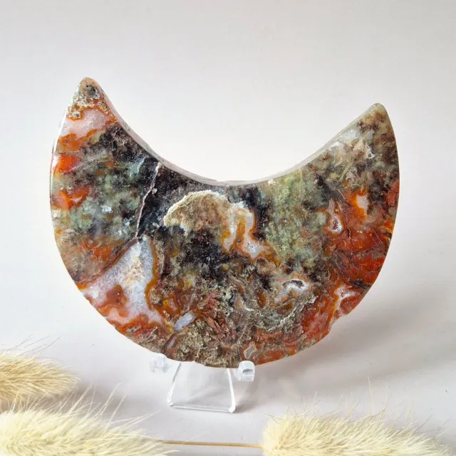 Moonlight Gemstones Rode Druzy Mosagaat Maan (8-10 cm) op standaard – #26 Meerkleurig
