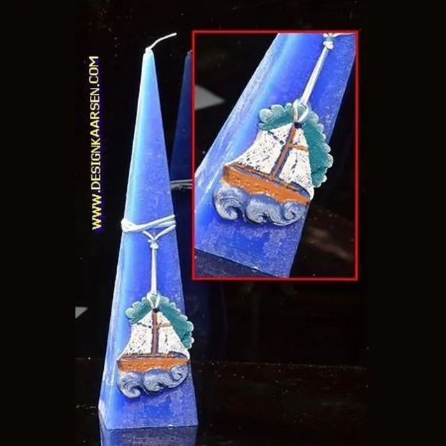 MilaNNE Zee kaars, BLAUW, met vissersboot, piramide 30 cm