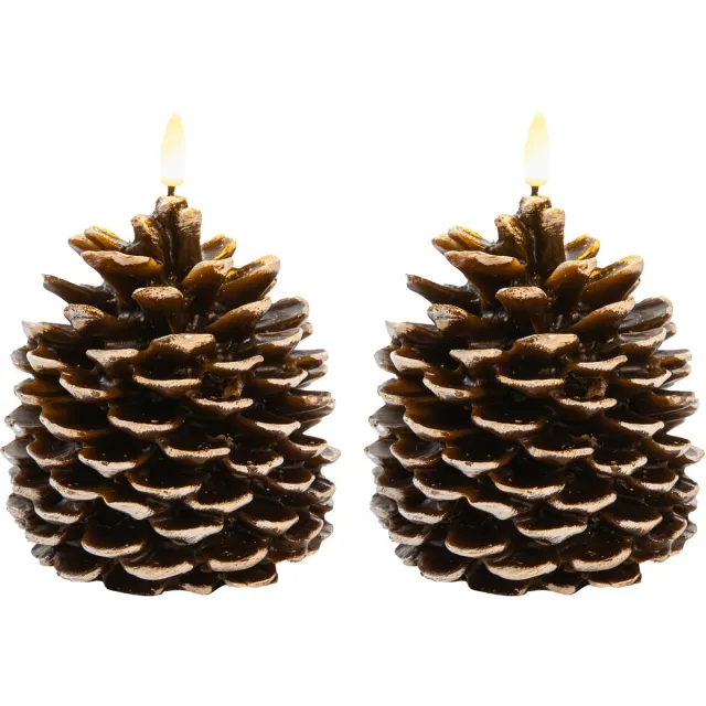 Anna's Collection LED dennenappel kaars - 2x - bruin - 12.5 x 10.5 cm - met timer