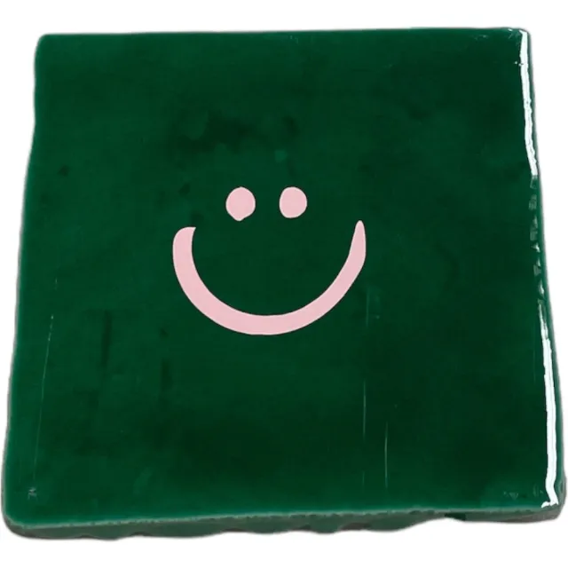Bij ons onder de panne Hippe tegeltje met tekst: Smile Smiley | Dennengroen met pastel roze | Gepersonaliseerde cadeau | Hippe Spreuktegel | Nieuwe woning cadeau | Housewarming cadeau