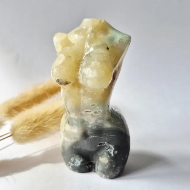 Moonlight Gemstones Caribbean Calciet vrouwenbeeldje 8 cm (#18) – handgeslepen edelsteen goddess carving Groen