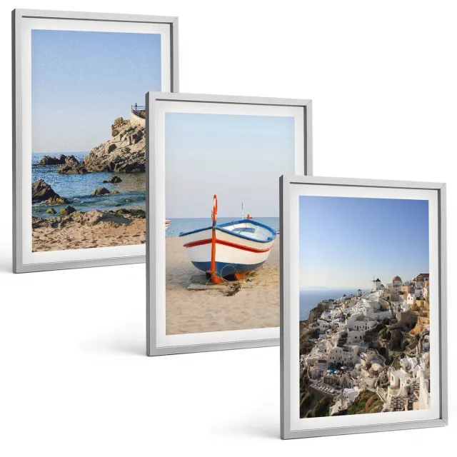 TULUP 4-Delige Schilderij Set - Uitzicht op zee met boten en witte huizen in Griekenland - 40 x 60 cm - Moderne Wanddecoratie - Slaapkamer - Woonkamer Decoratie Zilveren lijst