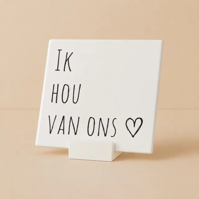 Bedruk King Eenvoudig 'Ik Hou Van Ons' Tegeltje met houdertje- 11x11 cm Elegante Keramische Tegel met Romantische Quote voor Thuis of als Cadeau 11x11 cm met houdertje