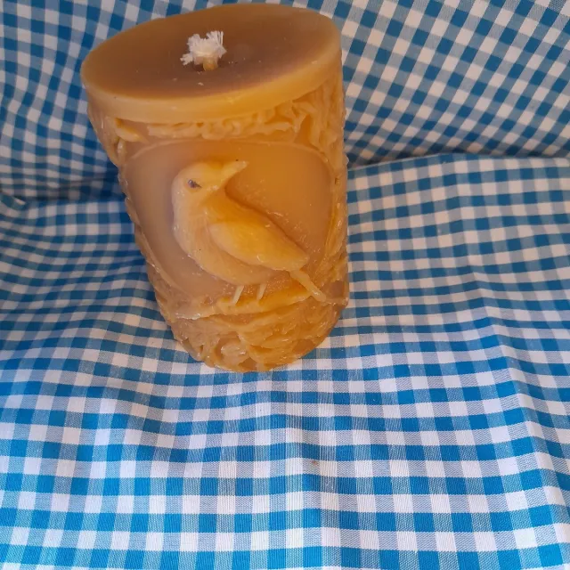 cailleagh's candles and gifts Bijenwas stompkaars met raaf geel