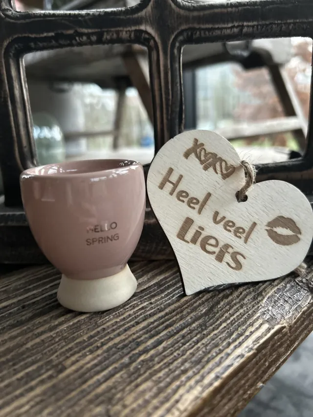 Creaties van hier soja kaars in eierdop met houten hartje - 6 cm - Keramiek Hello Spring