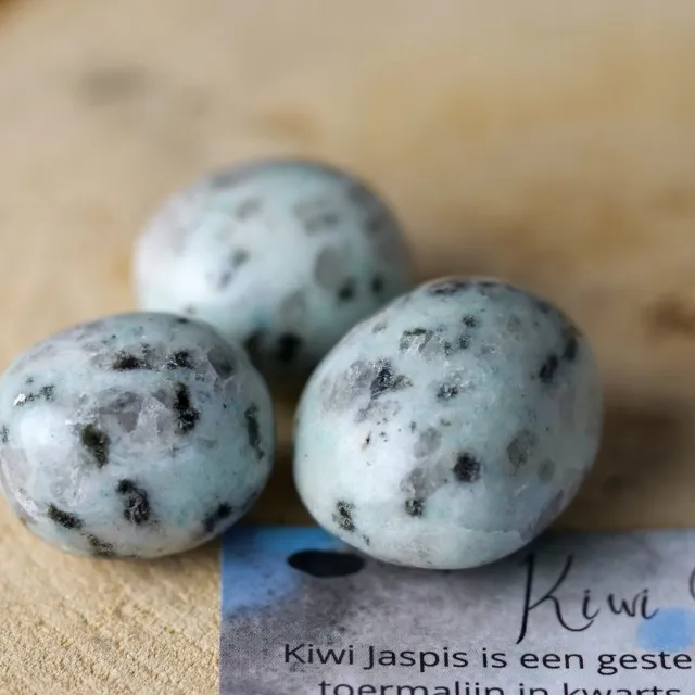 GemsByShy Kiwi Jaspis Trommelsteen - Edelsteen - Perfect cadeau - Inclusief uitleg - Spiritueel - Aarding - Kalmte - Ontspanning - Moed - 100% NATUURLIJK
