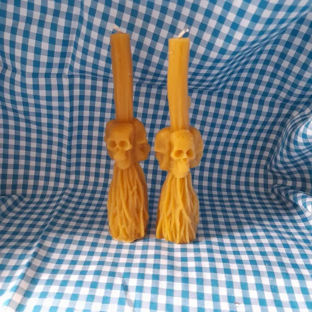 cailleagh's candles and gifts Bijenwas kaars, bezem met schedels geel