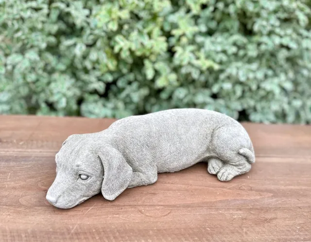 LO. Ornaments Betonnen tuinbeeld - liggende das hond - teckel grijs