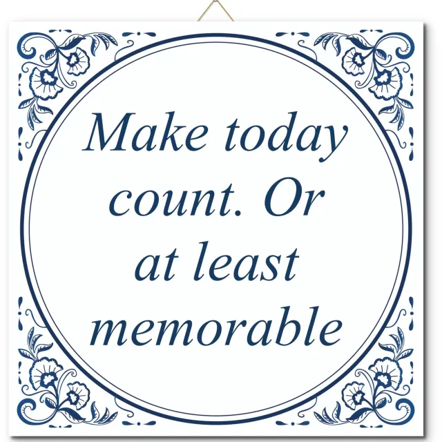 De Tegeltjesfabriek Tegeltje: Make today count. Or at least memorable (met standaard) wit en blauw