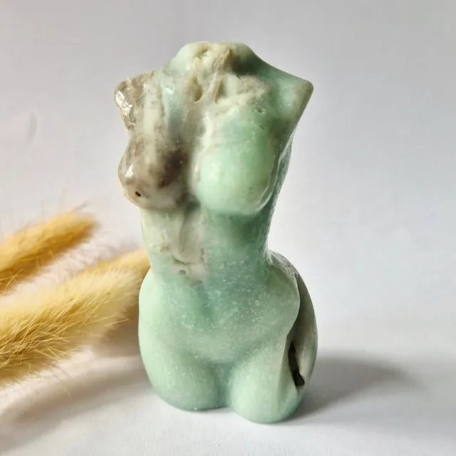 Moonlight Gemstones Caribbean Calciet vrouwenbeeldje 8 cm (#13) – handgeslepen edelsteen goddess carving Groen
