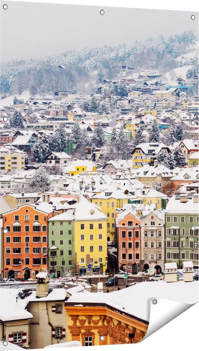 Gards Tuinposter Gekleurde Huisjes met Sneeuw in Oostenrijk - 80x120 cm - Tuindoek - Tuindecoratie - Wanddecoratie buiten - Tuinschilderij Multikleur