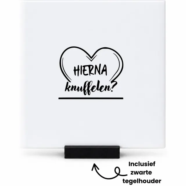 Hacebo Hierna knuffelen tegeltje met tegelhouder - Liefde - Relatie - tegeltjes met tekst - Cadeau - spreuktegels - 10.8x10.8 CM Wit