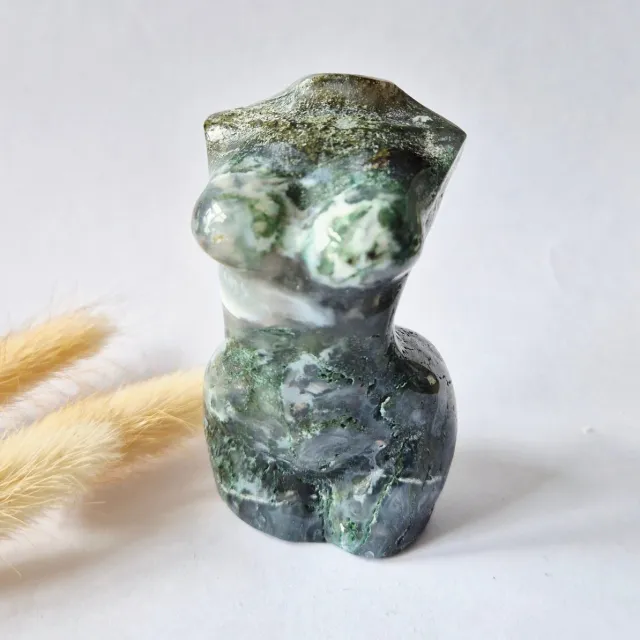 Moonlight Gemstones Mosagaat vrouwenbeeldje 8 cm (#31) – handgeslepen edelsteen carving Groen