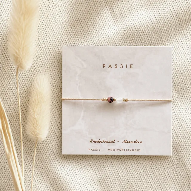 La Luun Armbandje edelstenen met kaartje - Passie - Rhodochrosiet Maansteen - Passie Vrouwelijkheid - Cadeautip Nude