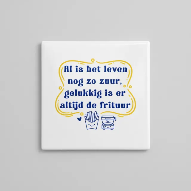 Nevolis “Al is het leven nog zo zuur, gelukkig is er altijd de frituur” Grappige Quote Tegel – Humoristische Keukendecoratie – Keramische Tegel 15×15 cm Multi Color