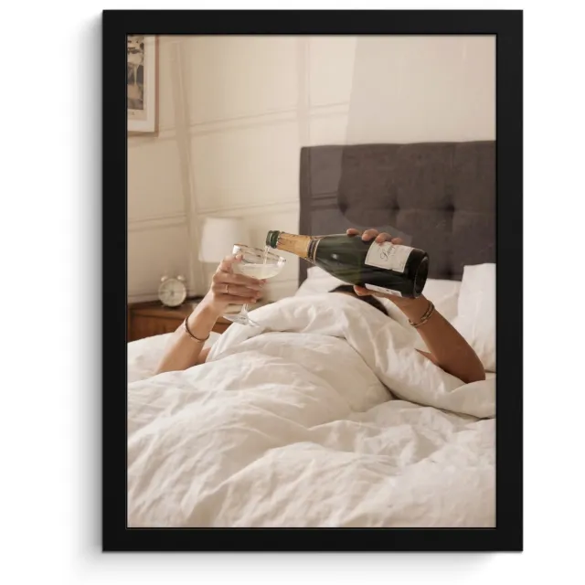 FrameYourWall Poster in lijst - Fotolijst 30x40 cm - Posters - Champagne - Bed - Bubbels - Posterlijst zwart - Decoratie - Wanddecoratie woonkamer - Muurdecoratie slaapkamer