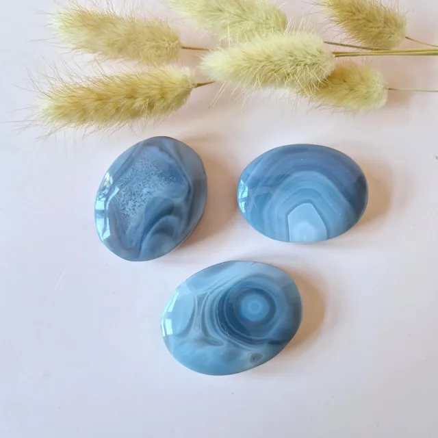 Moonlight Gemstones Grey Silk Agate Palmsteen 5cm – Handsteen worrystone zorgensteen Edelsteen