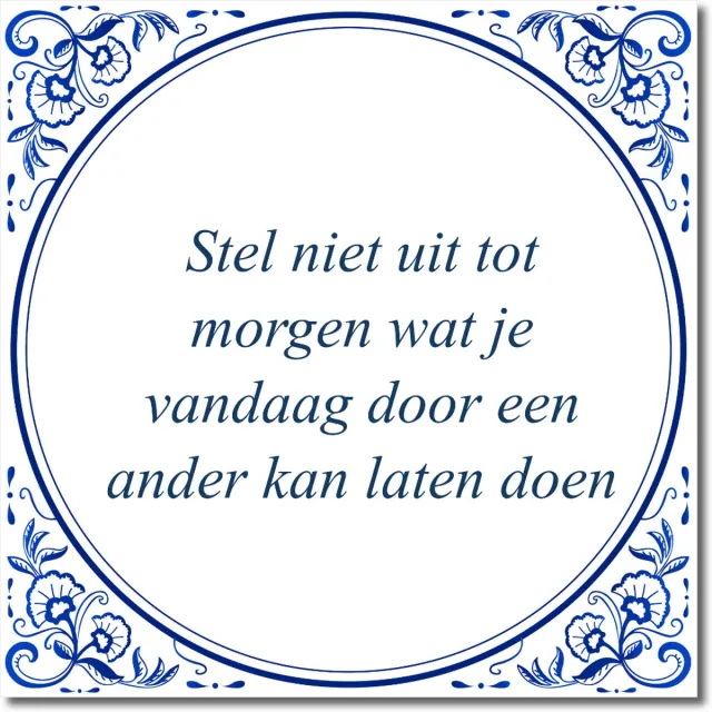 De Tegeltjesfabriek Tegeltje: Stel niet uit tot morgen wat je vandaag door een ander kan laten doen (met hangertje) wit en blauw