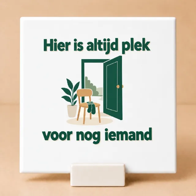 Bedruk King Minimalistische Scandinavische Tegel 'Deze familie draait op restjes en goede moed' – Sfeervolle muurdecoratie voor gezellige gezinnen - 15 x 15 cm met houder Wit