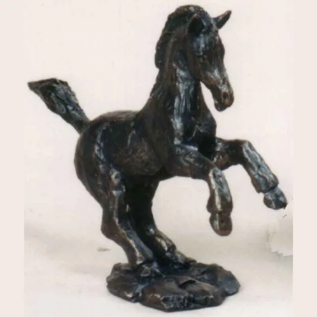 Rawa Geschenken Steigerend paard staart omhoog - Klein - 4x11x13cm - Neolith - Brons kleurig - Paarden beeld