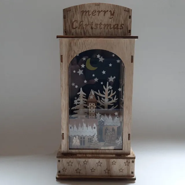 Wurm Houten kerstlantaarn – met LED & winters tafereel – 32 cm – Merry Christmas