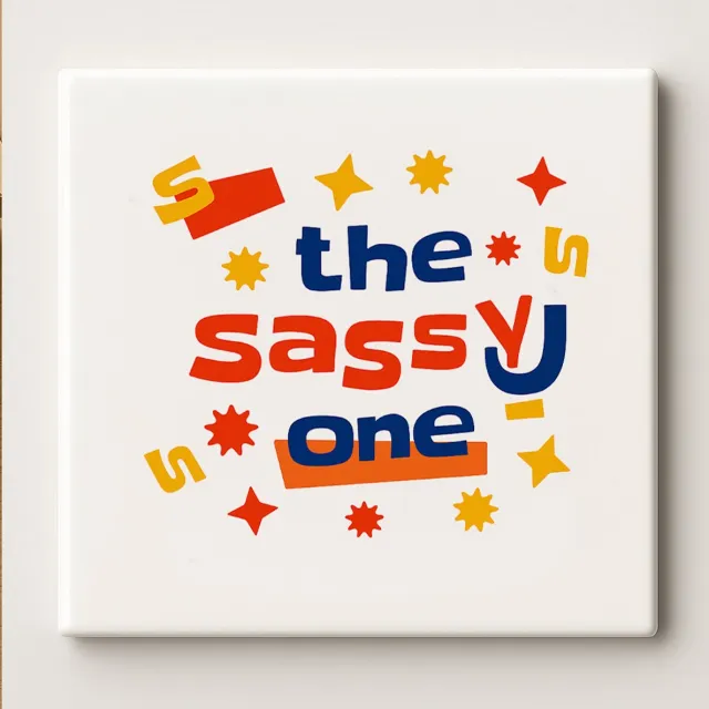 Nevolis Grappige Tegel “The Sassy One” 15x15 cm – Speelse en Kleurrijke Keramische Wanddecoratie Cadeau voor Vrienden, Tieners of Huisdecoratie Multi Color