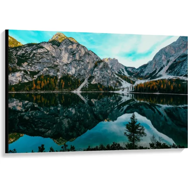 KuijsFotoprint Canvas - Weerspiegelend Water bij Bergen - 120x80cm Foto op Canvas Schilderij (Wanddecoratie op Canvas) Blauw