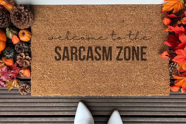 Laser-Point Welcome To The Sarcasm Zone | 90x60 cm | Nieuwe huis cadeau | Ingangsmat | Deurmat met stijl | Verhuizing cadeau | Praktisch & trendy | Perfect voor binnenkomst | Cadeau voor nieuwe woning Bruin | Zwart (Gravering 90x60)