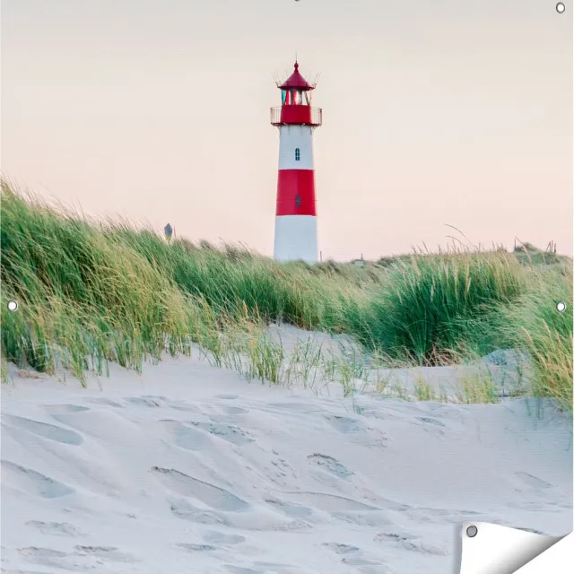 Gards Tuinposter Strand en Duinen met een Vuurtoren - 100x100 cm - Tuindoek - Tuindecoratie - Wanddecoratie buiten - Tuinschilderij Multikleur