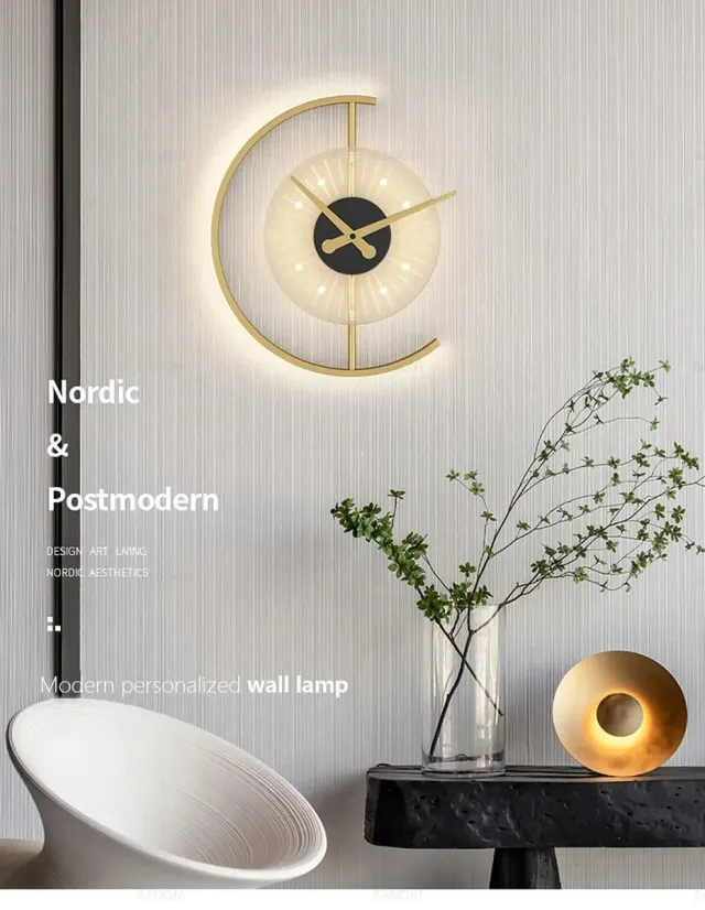 DHN Wandklok met LED - Woonkamer decoratie - Luxe Muurklok - Wandlamp - Goud - Moderne Wandlamp - Cadeau Tip