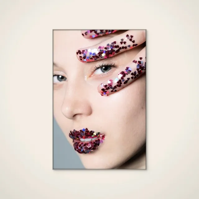 HelloWalls Akoestisch schilderij - 60 x 90 cm - Glitter Heart Lips van Andrea Ventura - Abstracte wanddecoratie - zilver textielframe Meerkleurig