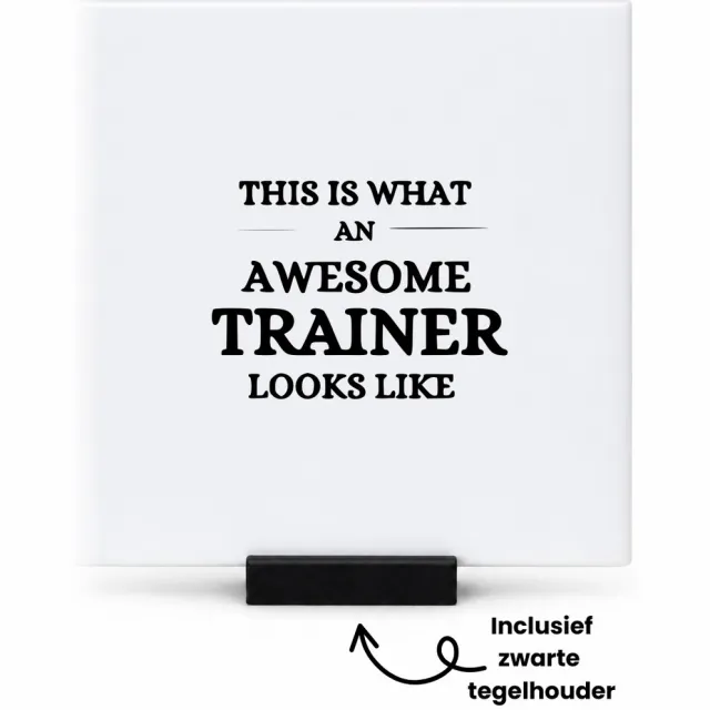 Hacebo Dit is hoe een geweldige trainer eruit ziet tegeltje met tegelhouder - Trainer - Awesome trainer - tegeltjes met tekst - Sporters - Cadeau - spreuktegels - 10.8x10.8 CM Wit
