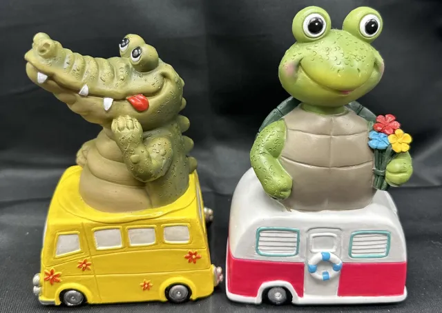 Impuls Polyresin (tuin)dieren op " tropische bus en caravan" - Set van 2 stuks - Krokodil en Schildpad - meerkleurig + gele bus en wit+roze caravan - Hoogte 14 x 10 x 6 cm - Woonaccessoires - Tuinaccessoires - Tuindecoratie Meerkleurig - kroko gele bus + schildp. wit+roze caravan