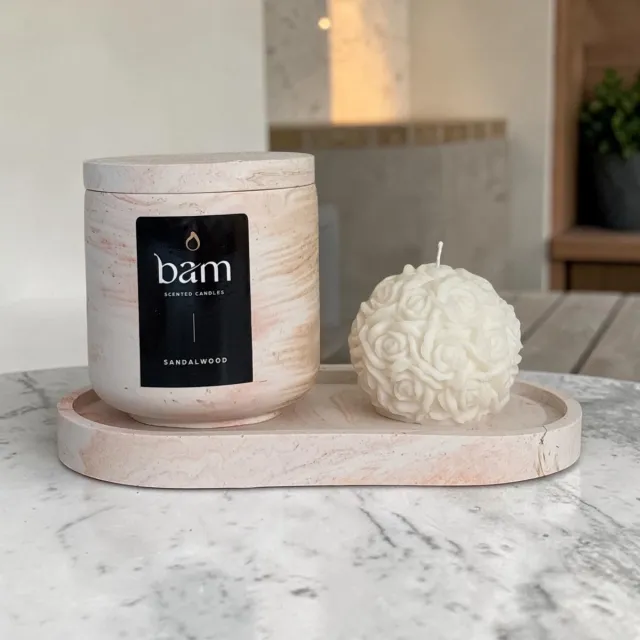 Bam Kaarsen Sandalwood Geschenkset – Geurkaars 140 g met Houten Lont – Handgemaakte Rozenkaars en Ovaal Schaaltje oranje bruin gemarmerd