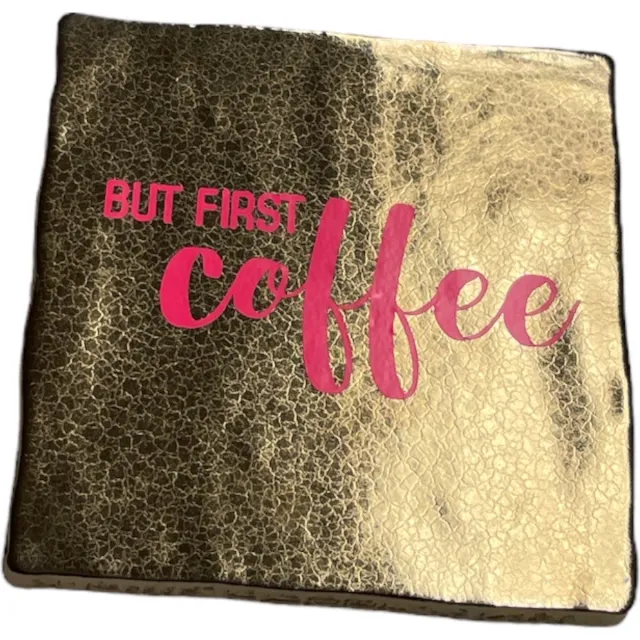 Bij ons onder de panne Hippe tegeltje met tekst: But first coffee | Goud met neon roze | Gepersonaliseerde cadeau | Hippe Spreuktegel | Nieuwe woning cadeau | Housewarming cadeau | Quote tegeltje met Koffie coffee