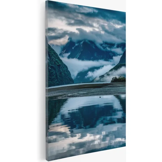 Saammp Canvas Schilderij - Bergachtig landschap met lage wolken - Natuur - 80x120 - Foto op canvas - Wanddecoratie - Muurdecoratie Woonkamer - Slaapkamer decoratie - Canvas Print Multicolor