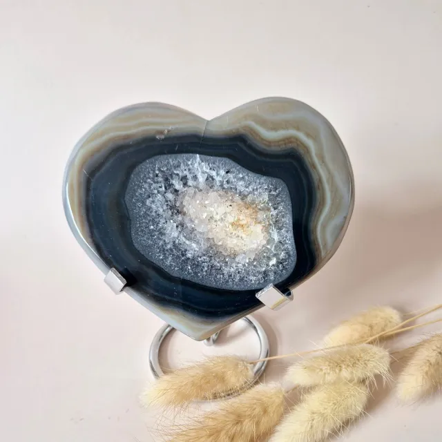 Moonlight Gemstones XL Druzy Grijze Agaat Edelsteen Hart – Inclusief Standaard - #26 230g 12cm Meerkleurig