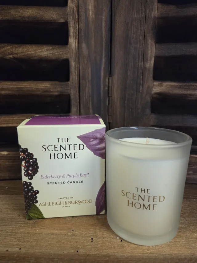 Ashleigh & Burwood London Ashleigh & Burwood Elderberry & Purple Basil - geurkaars - 40 branduren - 1 stuk creme