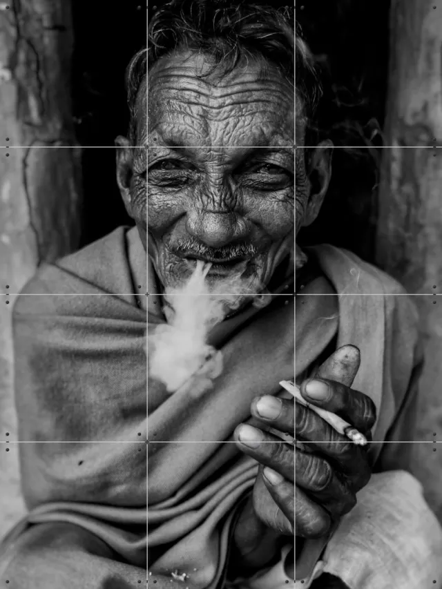 IXXI The Story Teller, Dibyajyoti Nath & Various - 60 x 80 cm - Grote wanddecoratie en posters - Fotografie, Vintage, Portretten Zwart en wit