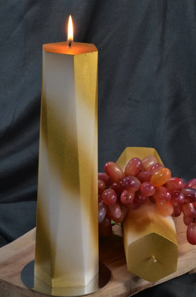 MilaNNE Candles by Milanne , exclusieve designkaars "Brussels" in Perl Mat Wit en Goud Metallic hoogte: 30 cm