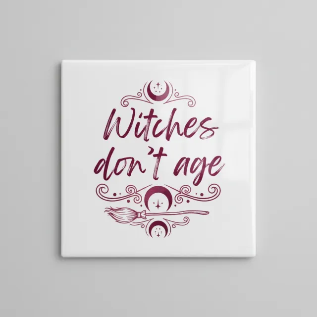 Nevolis Witches Don’t Age Tegel 15×15 cm – Magische Heksentekst Keramische Wandtegel – Mystiek Vrouwelijk Home Decor Cadeau Multi Color