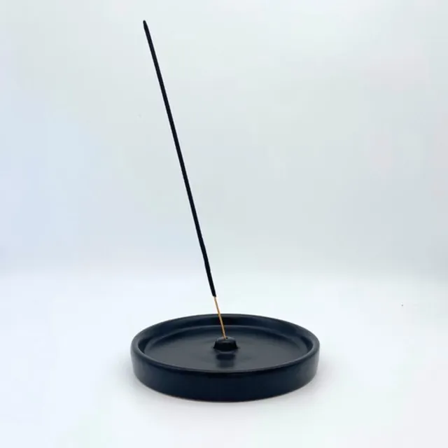 a sunny day wierook houder - wierookhouder - keramiek - rond - zwart - Ø13 cm - design - wierook brander - wierook en wierookkegels - meditatie - aromatherapie - rituelen - geurloos